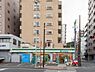 周辺：飲食料品や生活雑貨を取り揃え、周辺住民や通勤・通学者に便利なサービスを提供しています。ATMや宅配便受付などもあり、地域の暮らしをサポートしています。