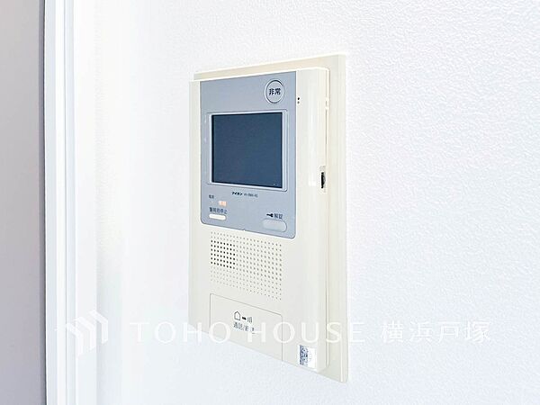 【TVモニタ付きインターホン】訪問者を玄関まで行かずに確認できます。嫌な訪問者と直接接触しないためトラブルを避けられます。