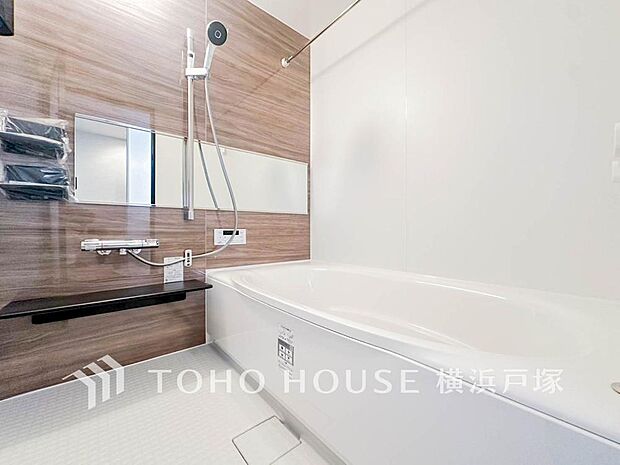 【Bathroom】1日の疲れを癒すバスルームは、心地よいリラックスを叶える清潔感溢れる美しい空間です。心からゆったりと寛いでいただけるよう、ゆとりのスペースを確保してます。