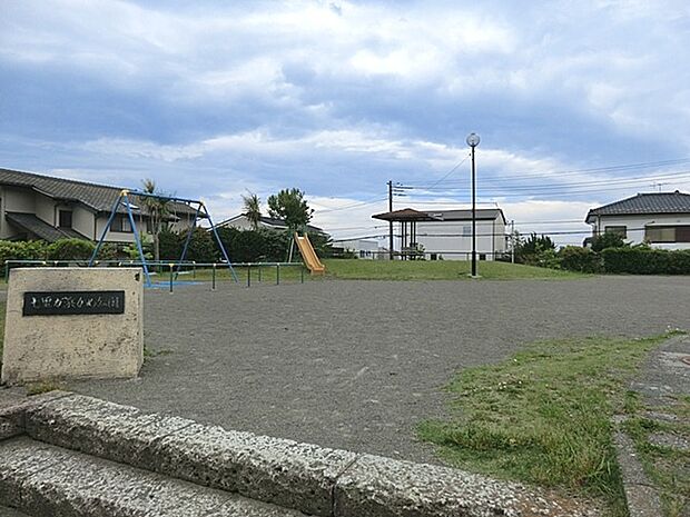 住宅街にある小さめの街区公園で、ブランコやすべり台、鉄棒など基本的な遊具が整備され、子どもたちが遊んだり地域の人たちが気軽に立ち寄れる身近な憩いの場です。