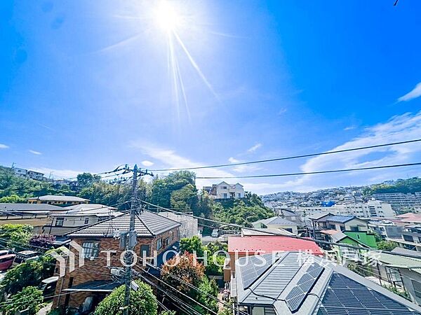 【View】この開放感ある眺望と共に閑静な住宅街の季節感を演出する四季折々の変化を楽しめる心地よい場所となることでしょう。