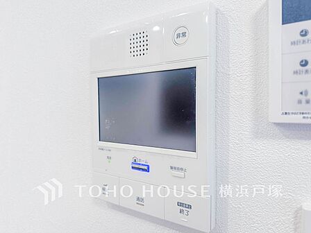 来訪者の顔を映像で確認できるTVモニター付インターホン。室内から応対できる便利な設備です。
