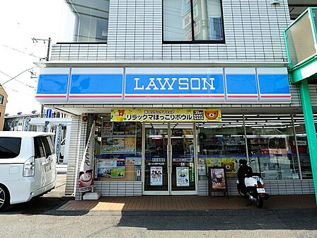 飲食料品や生活雑貨を取り揃え、周辺住民や通勤・通学者に便利なサービスを提供しています。ATMや宅配便受付などもあり、地域の暮らしをサポートしています。