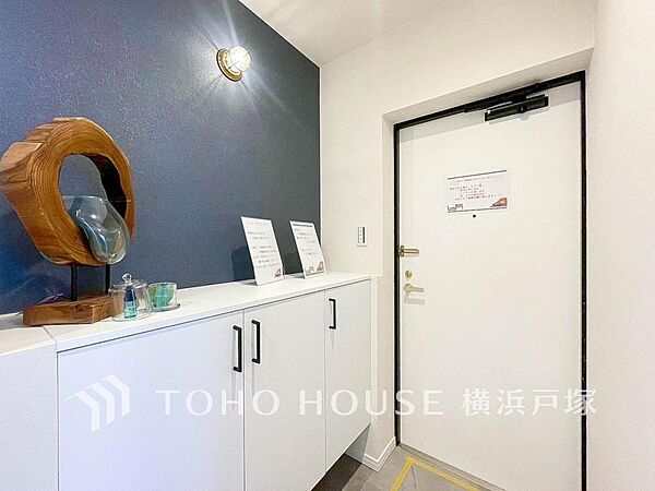 【Entrance】扉を開けた瞬間に広がる、上質な素材と柔らかな光が織りなす、心まで満たすラグジュアリーな玄関。