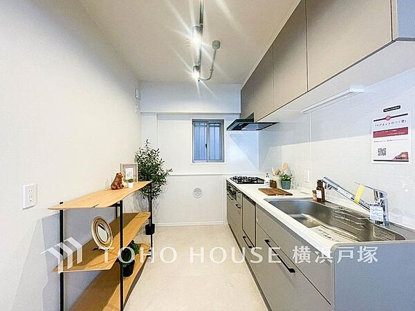 【Kitchen】内装の主役でもあり、日常活躍する重要な水回りでもあるからこそ機能性・デザイン性に力を入れております。お手入れのしやすいシステムキッチンを採用しております。
