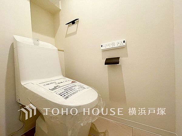 【Toilet】いつまでも清潔な空間であって頂けますように、目に留まるだけではなく、汚れをふき取り易いフロアと壁紙をチョイス致しました。洗浄便座になっておりますので、とても清潔にご使用いただけます。