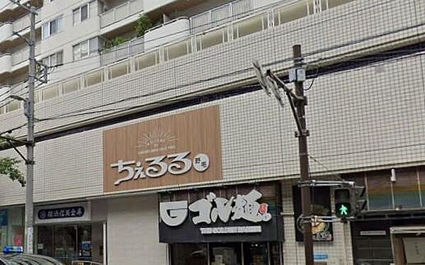 野毛の個性にリンクする、多機能なライフスタイル・ハブ。レトロな温かさとモダンな利便性が響き合い、日常のお買い物をどこか懐かしくも新しい「豊かな体験」へと変えてくれる街の象徴です。