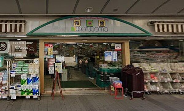 商店街の活気をリードする、高感度な食のセレクトマーケット。選び抜かれた旬の素材と活気ある空間が、お買い物を単なる家事から、心弾むクリエイティブなひとときへと昇華させてくれるステージです。