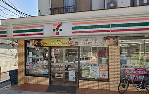 街の風景に凛と佇む、機能美あふれるスマートステーション。質の高いオリジナル商品が、朝の始まりから夜のリラックスタイムまで、確かな充足感を24時間変わらぬ品格で届ける頼れるパートナー。