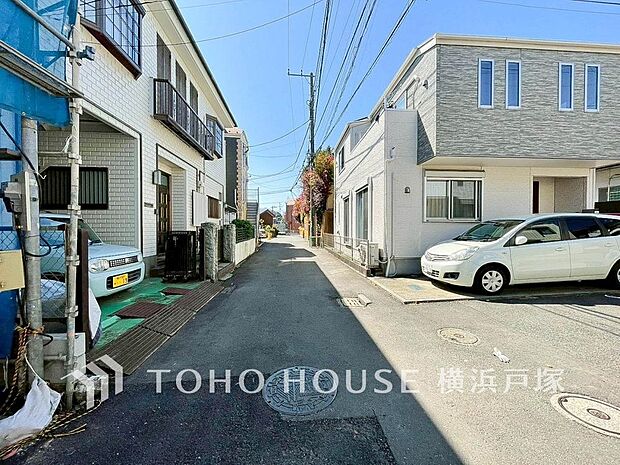 【Frontal road】忙しく過ぎゆく日常を置き去るほど、ゆったりした時間が流れる住環境。(2026年4月撮影)