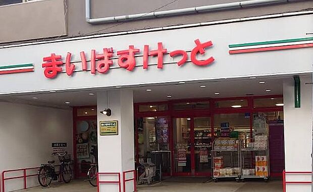 都市のリズムに寄り添う、機能美あふれるミニパントリー。コンパクトな空間に「今」欲しいものが知的に凝縮され、アクティブなライフスタイルを営む人々の食卓を、軽快なフットワークでスマートに支えます。