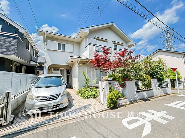 【Car space】住まいの外観と調和するカースペースがあります。お車の乗り降りや荷物の出し入れも行いやすい駐車スペースです。