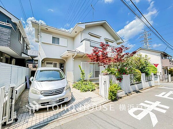 【Car space】ゆったりとした駐車スペースを確保しています。大きめのお車でも駐車可能です。サイズはご確認ください。自転車やバイクなど、ゆとりのある敷地で置き場所に困ることはないでしょう。