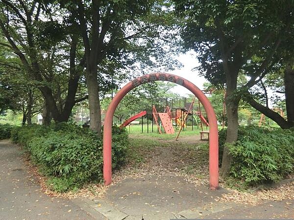 池や遊具・多目的広場・樹林地があり、四季の自然散策や親子での遊び、地域イベントの開催など、住民の憩いの場として親しまれています。地下鉄踊場駅から徒歩圏です。