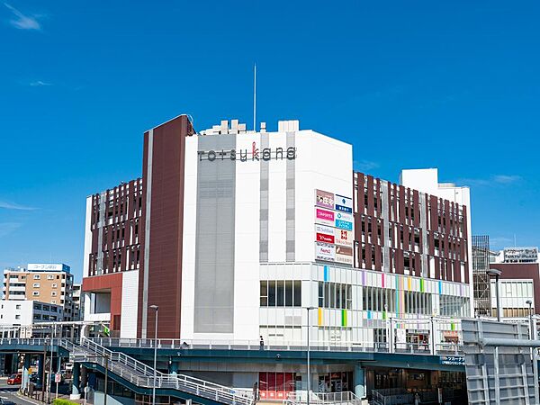 トツカーナモールは100をえるさまざまなお店が、B1階から5階の6フロアに、6つのカテゴリー分けてモールを構成しております。