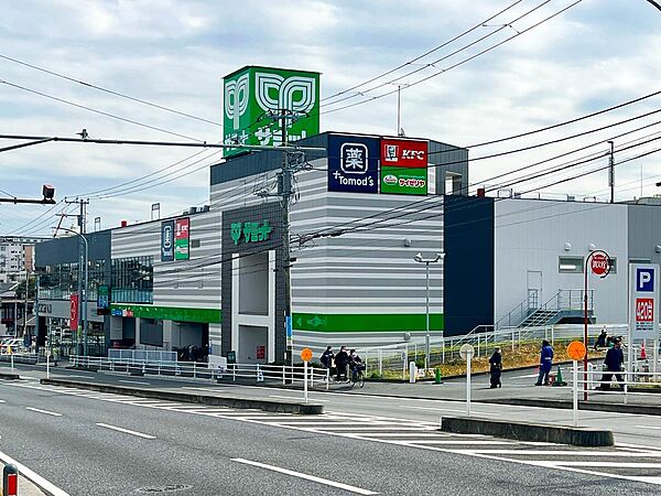 食料品や日用品が豊富に揃う便利な店舗です。新鮮な野菜や惣菜、ベーカリーコーナーも充実し、地域住民の日常の買い物に便利です。