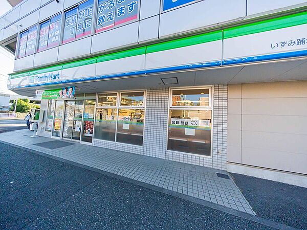 飲食料品や生活雑貨を取り揃え、周辺住民や通勤・通学者に便利なサービスを提供しています。ATMや宅配便受付などもあり、地域の暮らしをサポートしています。