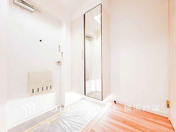 【Entrance】お客様をお迎えする玄関は落ち着いた雰囲気。帰り着くたびに洗練されたテイストの空間に迎えられ誇りと喜びを感じる玄関まわりです。