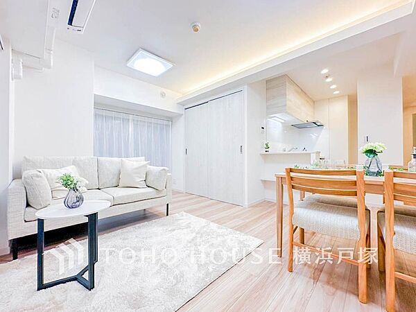 【Living room】明るく開放的な空間が広がるLDK。室内には豊かな陽光が注ぎ込み、爽やかな住空間を演出。ホームパーティーでもゲストと一緒に料理を楽しみながら楽しい時間を過ごせそう。