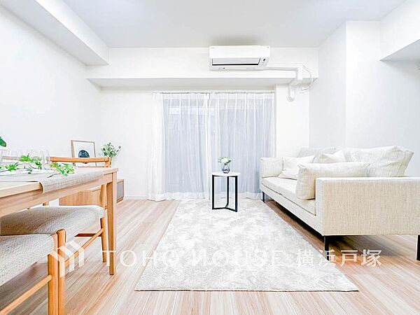 【Living room】広々としたリビングダイニングは、シックでモダンな内装。落ち着いた雰囲気に包まれて、伸びやかな空間の中で、ゆったりと家族団らんのひとときを過ごせます。