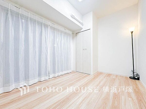 【Room】1日の疲れを癒し、心地よく寛げるようゆったりとした広さを確保しています。プライベートタイムをより優雅に穏やかに…。落ち着いた雰囲気を紡ぎます。