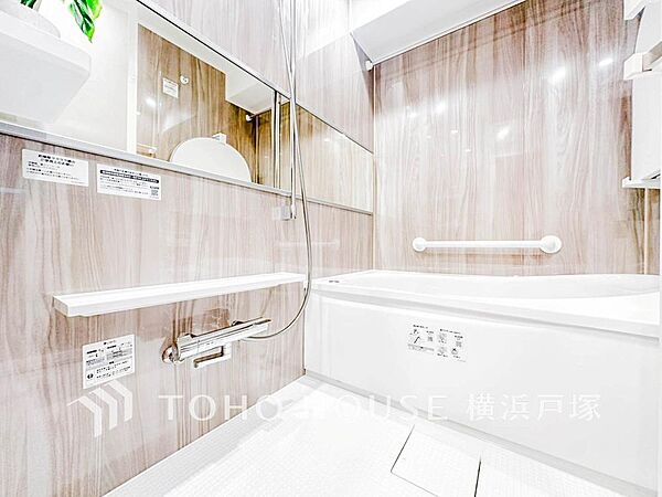 【Bathroom】上質が感じられるカラーリングで、清潔な空間美を実現。一日の疲れが癒される優雅なバスタイムを堪能できるゆとりあるバスルームです。