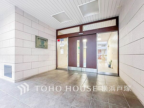 【Entrance】上質感漂うエントランス。めまぐるしく過ぎ行く日々の中でゆったりとした休息と癒しを提供してくれる居住者のプライベート空間があります。