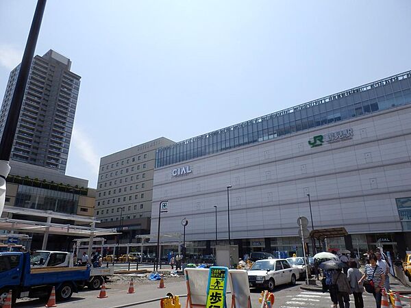 横浜駅までは約11分。朝夕のラッシュ時は当駅始発の東京方面行きの電車があり、通勤通学に便利です。