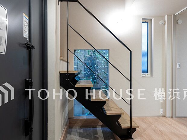【Entrance】お客様をお迎えする玄関は落ち着いた雰囲気。帰り着くたびに洗練されたテイストの空間に迎えられる玄関です