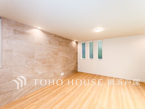 【Living room】ここにはみんなが集い、食事と楽しい会話が始まる。話に夢中になりすぎて、ついつい時を忘れてしまう。