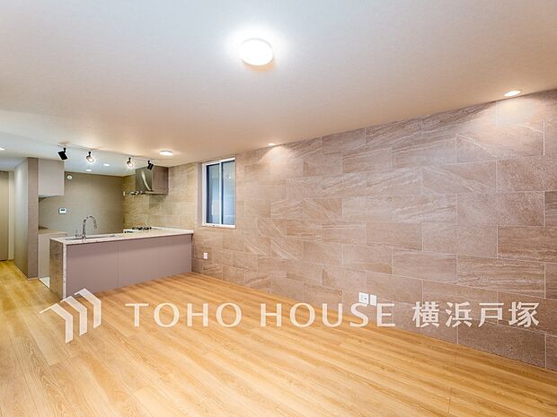 【Living room】広々としたLDKは、シックでモダンな内装。伸びやかな空間の中で、家族団らんのひとときを過ごせます。