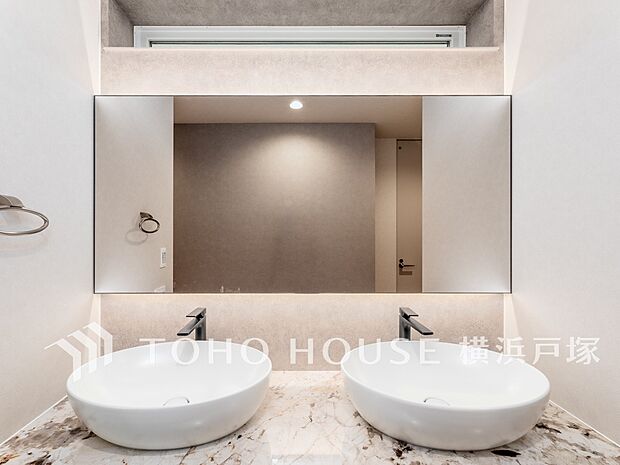 【Powder room】十分な大きさの洗面台は、朝の慌ただしい時間でも余裕とゆとりを感じて頂けます。