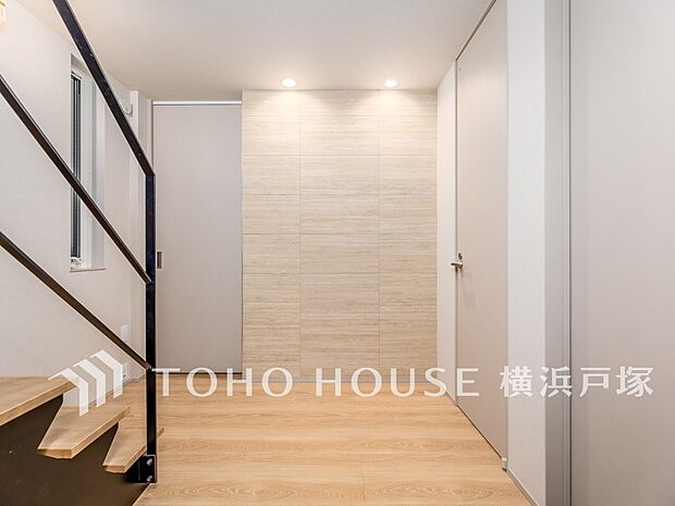 【Hallway】上質感漂う玄関と廊下。居住者の帰り、訪れる方を優しく迎える・安らぎに満ちた生活空間を予感させる。健やかな暮らしを楽しめそう。