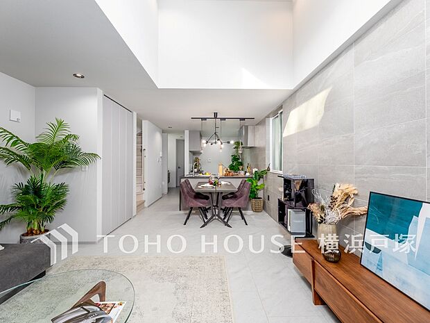 【Living room】広々としたLDKは、シックでモダンな内装。伸びやかな空間の中で、家族団らんのひとときを過ごせます。