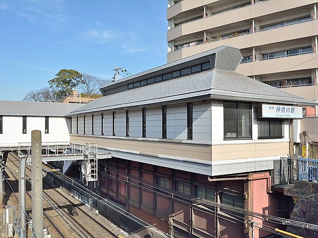 横浜駅までは1駅約2分。歴史のある街ということで清水の舞台をイメージした駅舎になっています。