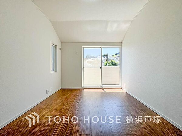 【Room】大きな窓からたっぷりと陽光が注がれる明るい空間。家族の成長に対応できる永住仕様の間取り。時を忘れて過ごす場所として過ごせるお部屋。