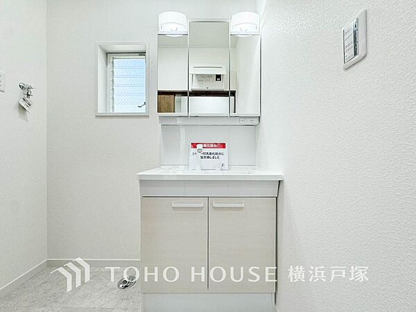 【Powder room】十分な大きさの洗面台は、身だしなみチェックや歯磨きなど、朝の慌ただしい時間でも余裕とゆとりを感じて頂けます。