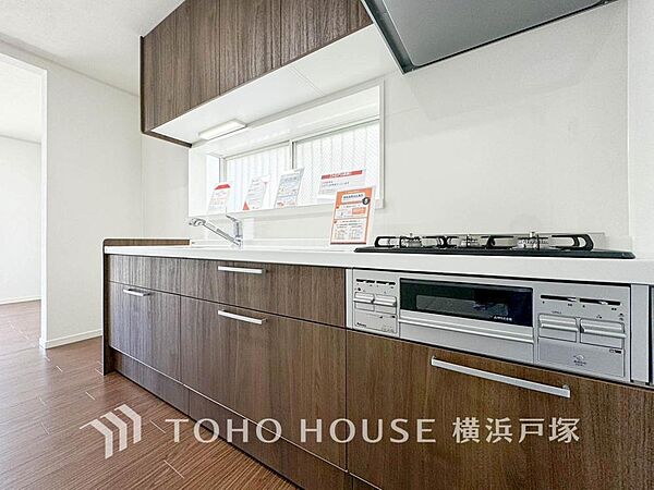 【Kitchen】使い勝手の良い設備のキッチンで効率よくお料理もできます。食する料理に家族が舌鼓を打ち自然と笑いが絶えない空気感がそこに広がります。自慢の腕をふるってください。