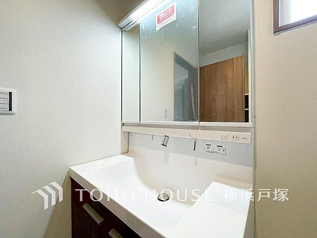 「Powder room」脱衣スペースを含む空間はゆとりの広さを設け、また洗面化粧台にも収納スペースを設ける事により、散らかりやすい洗面スペースをスッキリ保てます。
