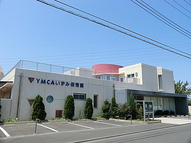 キリスト教精神に基づき、遊びや自然体験を通じて健やかな心身と自主性を育みます。広い園庭で、のびのびと過ごせる環境が魅力です。