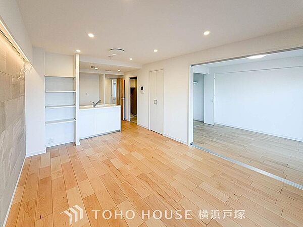 【Living room】明るく開放的な空間が広がるLDK。室内には豊かな陽光が注ぎ込み、爽やかな住空間を演出。ホームパーティーでもゲストと一緒に料理を楽しみながら楽しい時間を過ごせそう。