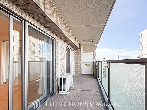 【Balcony】太陽に愛された邸は、陽当り・通風に優れた魅力的で快適さを追求した邸宅でした。ここに住むからこそ意味がある。そんな特別感に浸りながら、毎日をお過ごしして欲しいです 。