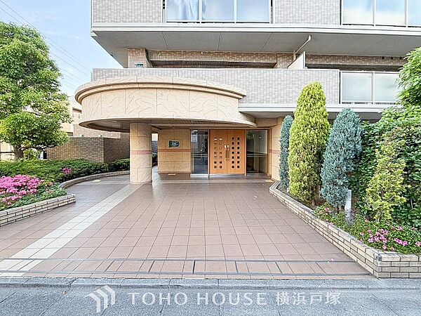 【Entrance】上質感漂うエントランス。めまぐるしく過ぎ行く日々の中でゆったりとした休息と癒しを提供してくれる居住者のプライベート空間があります。