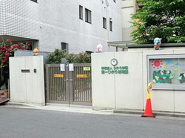3～5歳児を対象に「生きる力」を育む教育を行う私立幼稚園。給食・園庭・英語教育・預かり保育・課外教室などを実施し、身体づくり・社会性・協調性の育成を重視しています。