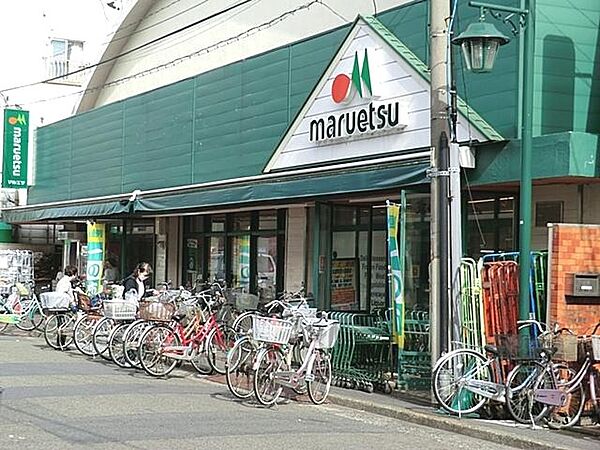 営業時間が長く、仕事帰りや夜遅い時間帯でも買い物がしやすくなっています。生鮮食品から日用品まで幅広く取り扱っており地域の日常の食卓を支える店舗として利用されています。駐車場も完備しています。