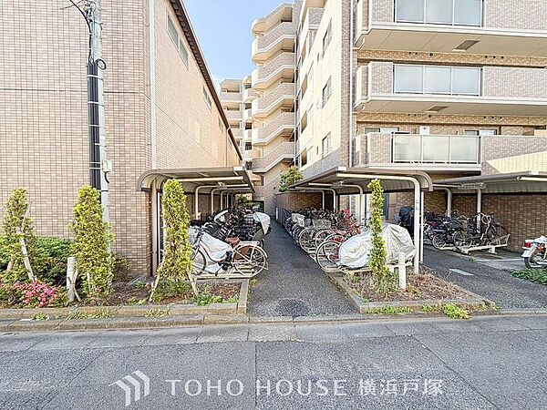 【Cycle lot】広さがしっかり確保された、敷地内駐輪場。住まう方々に不便を感じさせないような、本邸宅の建築士の配慮が垣間見えます。