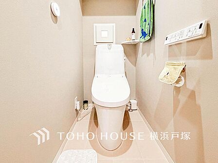 清潔感あふれる白いトイレは、家族みんなが気持ちよく使える快適な空間です。洗浄便座でいつでも快適。日々の暮らしをサポートします。