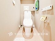 清潔感あふれる白いトイレは、家族みんなが気持ちよく使える快適な空間です。洗浄便座でいつでも快適。日々の暮らしをサポートします。