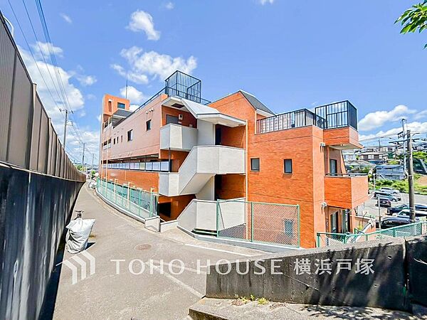 【Appearance】街並みに溶け込みながらも、確かな存在感の建物です。大人の感性に響く、完成された美しさがここに。