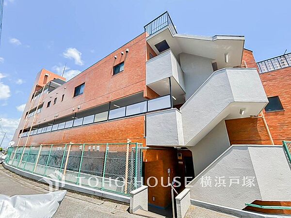 【Appearance】穏やかな街並みに溶け込むマンション外観。周辺には住宅や生活施設が広がり、落ち着いた住環境が感じられます。実際に現地をご覧いただくことで、暮らしのイメージも膨らみます。